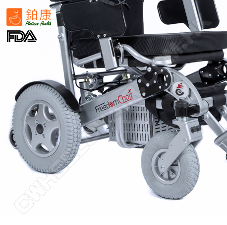 電動輪椅FreedomChair-9146L配備特大前後輪，方便跨越障礙